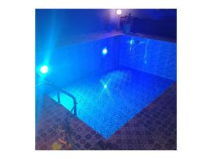 MharbachezFatii-essaouira的一座大型游泳池,上面有蓝色的灯光 更多17张照片