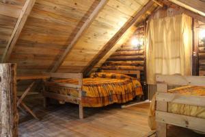 a bedroom in a log cabin with two beds at ecoturístico montaña viviente , CABAÑA CHALCHOAPAN in Acaxochitlán