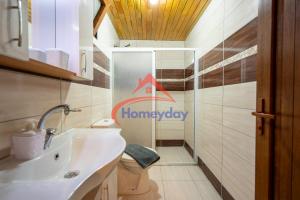 un baño con lavabo e inodoro en Cirali Camping, en Kemer 118 fotos más