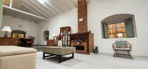 Ruang duduk di Cozy rural house with WiFi and garden in Pujilí +28 gambar