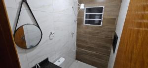 a bathroom with a mirror and a shower at kitnet 7 Paulista Douglas · Loft 7 Espaço Inteiro Vista para o PQ Ecológico in Indaiatuba