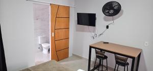 TV/trung tâm giải trí tại kitnet 3 paulista Douglas · Loft 3 Espaço Inteiro em Frente ao PQ Ecológico