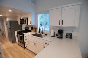 Køkken eller tekøkken på Tiny Blanca at Yosemite Gateway