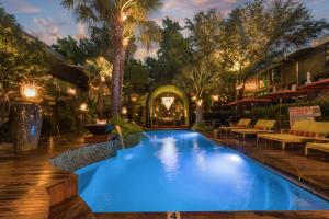 Kolam renang di atau dekat dengan Sophisticated King Suite In Dallas - Swiss Ave