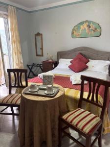 a bedroom with a bed with a table and chairs at Appartamento senza cucina - Casale Michel in Arpino