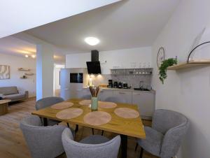 een keuken en eetkamer met een houten tafel en stoelen bij BohnApartments Schiller 7- Penthouse- WLAN- Parking- citynah in Erfurt