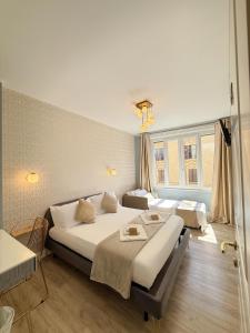 a bedroom with two beds in a room at San Pietro Rooms 84 in Rome