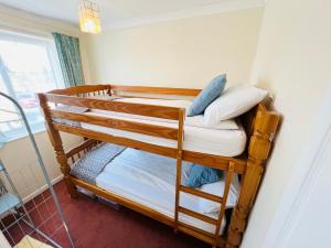 zwei Etagenbetten in einem Zimmer mit Fenster in der Unterkunft 2 Bedroom Chalet SB144, Sandown Bay, Isle of Wight, Dog Friendly, Free Wifi in Brading