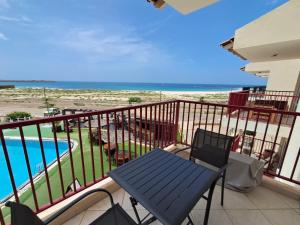 RabilBoa Vista BriMar Holidays, apartamento with pool的一个带长凳和游泳池的阳台