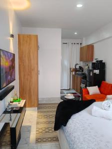une chambre avec un lit et un salon dans l'établissement Naivera, à Nairobi 10 autres photos