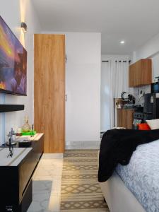 une chambre avec un grand lit et une cuisine dans l'établissement Naivera, à Nairobi
