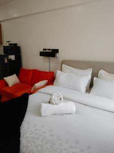 deux lits blancs avec des serviettes dessus dans l'établissement Naivera, à Nairobi