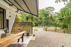 Κήπος έξω από το Casa Caiman, Wifi rapido a 5 minutos de Puerto Viejo