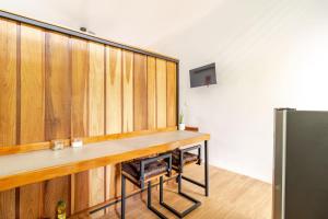 a room with a wooden wall with a table at Casa Cocodrilo, Wifi y Confort a 5m Puerto V. in Hone Creek