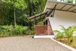a house with a metal roof and a set of stairs at Casa Cocodrilo, Wifi y Confort a 5m Puerto V. in Hone Creek +11 photos