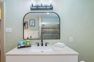 Ένα μπάνιο στο Spacious Broadway Home Downtown Western Modern Charm with parking +44 φωτογραφίες
