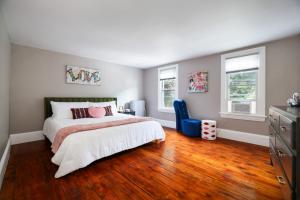 Ένα ή περισσότερα κρεβάτια σε δωμάτιο στο Spacious Broadway Home Downtown Western Modern Charm with parking