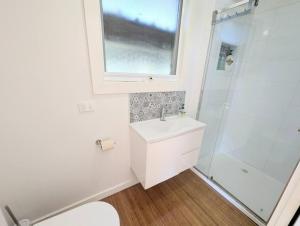 ein Badezimmer mit Toilette, Waschbecken und Dusche in der Unterkunft Kookaburra Cottage- views, wineries, sanctuary, in Healesville + 33 Fotos