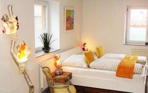 a white couch in a room with a window at Art Apartment - Harmonie und Stil bei Bamberg in Bischberg