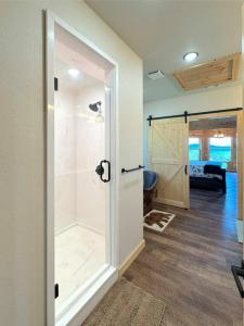 Koupelna v ubytování Moose Cabin Lakeview + 34 fotografií