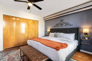 Ένα ή περισσότερα κρεβάτια σε δωμάτιο στο Philly Apartment Old City King Bed Walkable to Sites