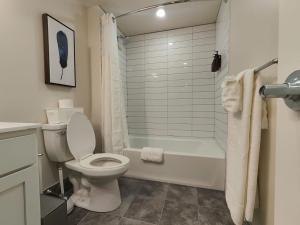 Ένα μπάνιο στο Studio Apt Near Temple Unit with Free Parking for Extended Stays