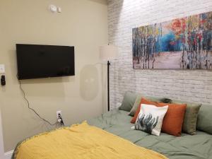 TV a/nebo společenská místnost v ubytování Downtown Philly 1BR with Stunning Views