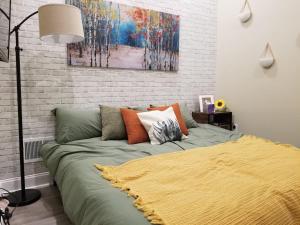 Postel nebo postele na pokoji v ubytování Downtown Philly 1BR with Stunning Views