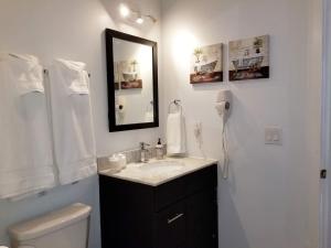 Koupelna v ubytování Old City Apartment with Full Kitchen + 25 fotografií