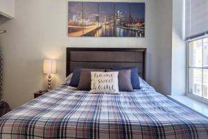 Postel nebo postele na pokoji v ubytování Old City Apt Near Independent Hall and Liberty Bell