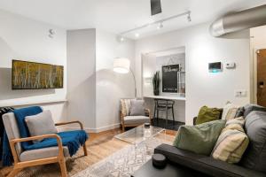 フィラデルフィアにあるChic Apartment with King Bed in Old Cityのソファと椅子2脚のあるリビングルーム