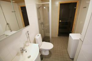 Bilik mandi di Convenient Apartment for 5 with Sauna +7 gambar