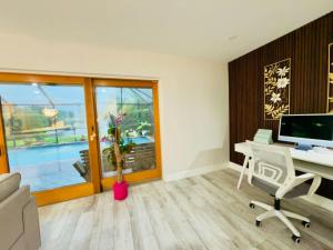 a office with a desk and a computer in a room at Serenety Shores in West Palm Beach