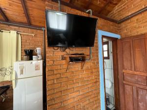 TV a/nebo společenská místnost v ubytování Chalé Canto Da Vila Ibitipoca