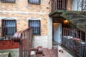 un escalier menant à un bâtiment en briques avec une porte dans l'établissement Cozy Two Bedroom in Brooklyn, à Brooklyn
