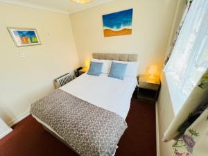 ein kleines Schlafzimmer mit einem Bett in einem Zimmer in der Unterkunft 2 Bedroom Chalet SB144, Sandown Bay, Isle of Wight, Dog Friendly, Free Wifi in Brading + 6 Fotos