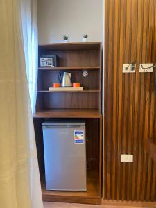 a shelf with a trash can in a room at Sheraton Pearl in Alexandria +5 photos