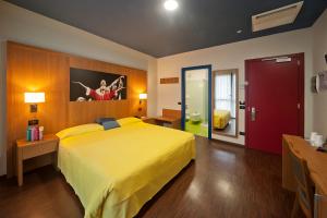 Postel nebo postele na pokoji v ubytování Ibis Styles Parma Toscanini + 37 fotografií
