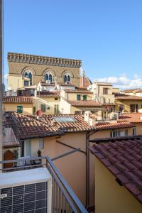 d'un balcon offrant une vue sur un groupe de bâtiments. dans l'établissement The Signoria - Charming Apartment, à Florence