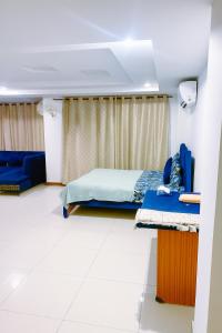 Postel nebo postele na pokoji v ubytování Comfortable Studio In Bahria town Islamabad + 9 fotografií