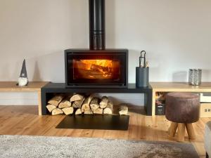 カランテックにあるVilla le 25 - Piscine et Sauna au bourg de Carantecの暖炉付きのリビングルームの暖炉