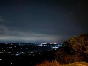 una vista di una città di notte con le stelle di Hilltop Haven Mpigi a Mpigi