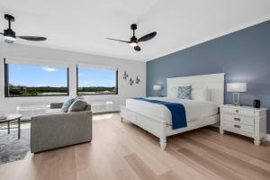 ein Schlafzimmer mit einem Bett, einer Couch und einem Sessel in der Unterkunft Bayfront Inn 5th Avenue in Naples + 100 Fotos