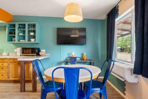 Un comedor con una mesa y sillas azules. en Charming 2 Bedroom Near Downtown - Rose Tree 1, en Moab