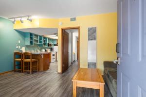 Η κουζίνα ή μικρή κουζίνα στο Near Downtown Adventure Nest - Rose Tree 4