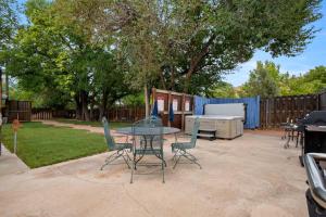 Κήπος έξω από το Near Downtown Adventure Nest - Rose Tree 4