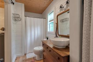 Koupelna v ubytování Riverfront Cabin in Crumpler-- Sleeps 6, 30 Mins to West Jefferson + 24 fotografií