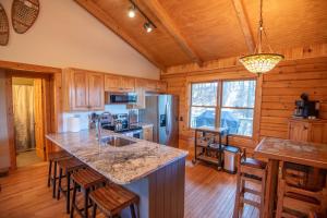 Dapur atau dapur kecil di Secluded & Private Retreat- Hot Tub, Fire Pit, Near New River State Park