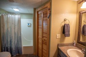 Bilik mandi di Secluded & Private Retreat- Hot Tub, Fire Pit, Near New River State Park +23 gambar