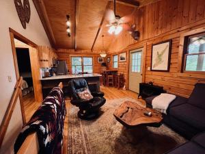 Ruang duduk di Secluded & Private Retreat- Hot Tub, Fire Pit, Near New River State Park